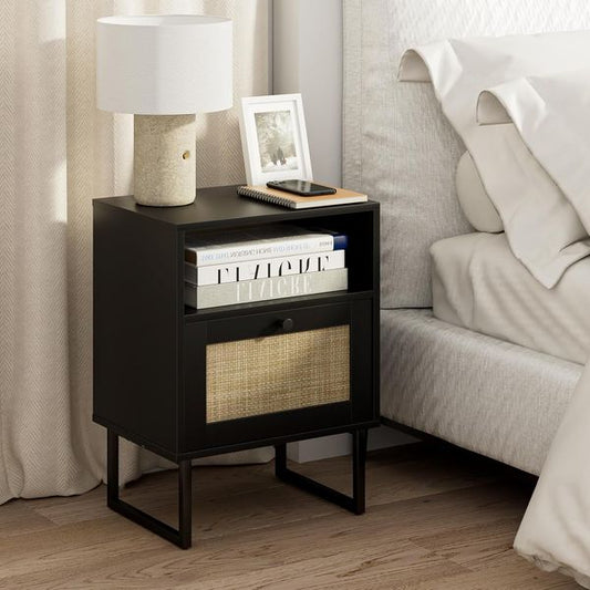 Boho-Stil Nachttisch aus Bauernholz und Rattan mit Schublade und offener Ablage, schwarzer Metallrahmen fur Buro, Wohn- und Schlafzimmer
