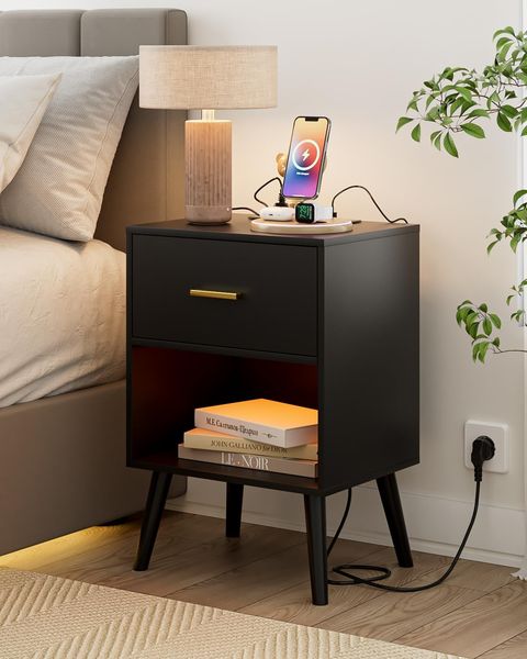 Schwarzer LED-Nachttisch mit Schublade, Netzsteckdose und USB-Ladeanschluss als praktischer Beistelltisch
